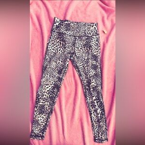 M betsey Johnson leopard print cropped leggings